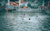 Sôi động trò chơi bắt vịt tại hội làng Vạn Phúc